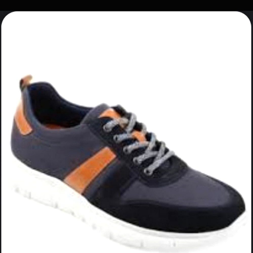 EUC Thomas and Vine Sneakers.